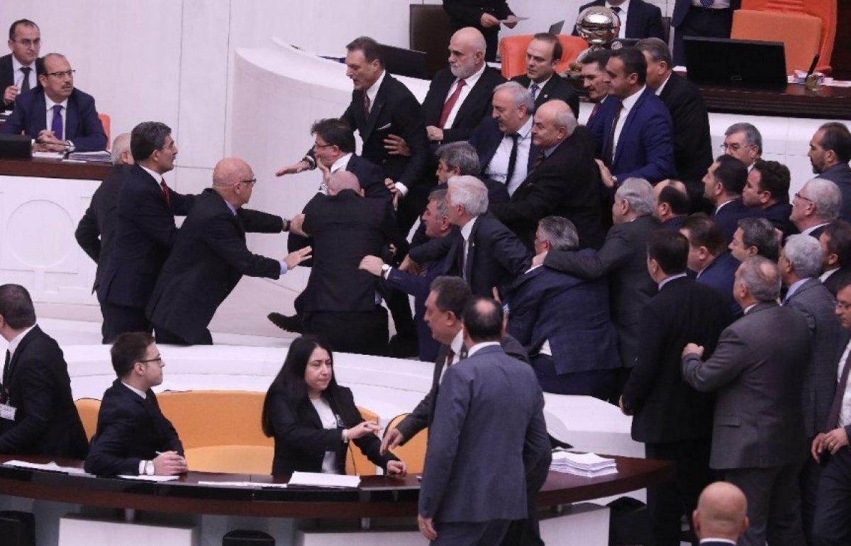TBMM'deki yumruklu kavganın başlangıç anı