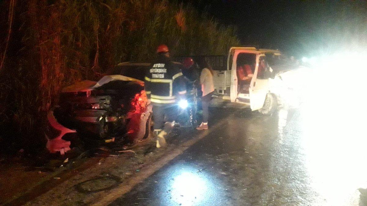Aydın'da otomobil ve kamyonet kafa kafaya çarpıştı 