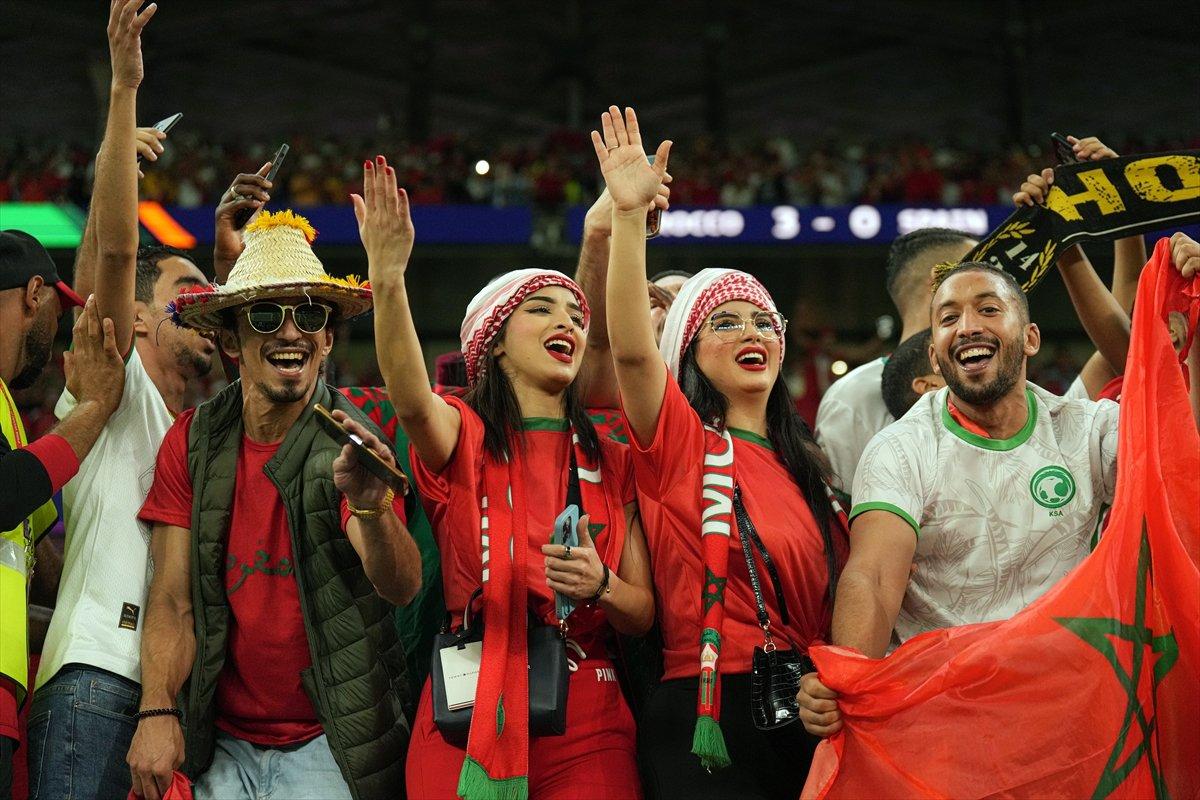 Tur atlayan Faslı futbolcuların galibiyet secdesi