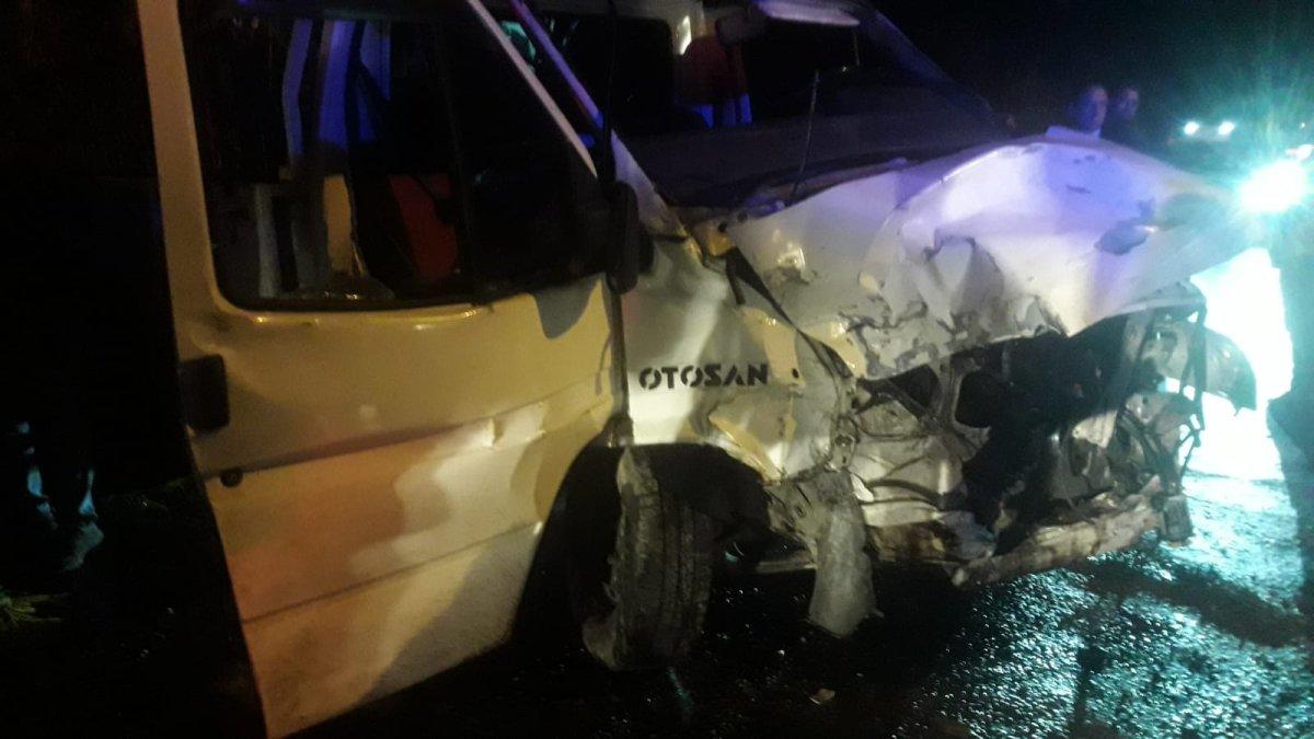 Aydın'da otomobil ve kamyonet kafa kafaya çarpıştı 