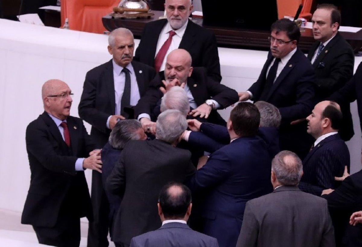 TBMM'deki yumruklu kavganın başlangıç anı