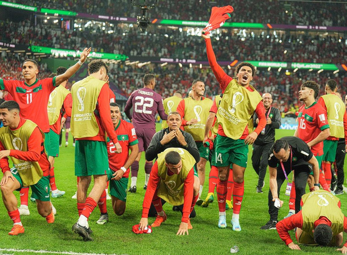 Tur atlayan Faslı futbolcuların galibiyet secdesi