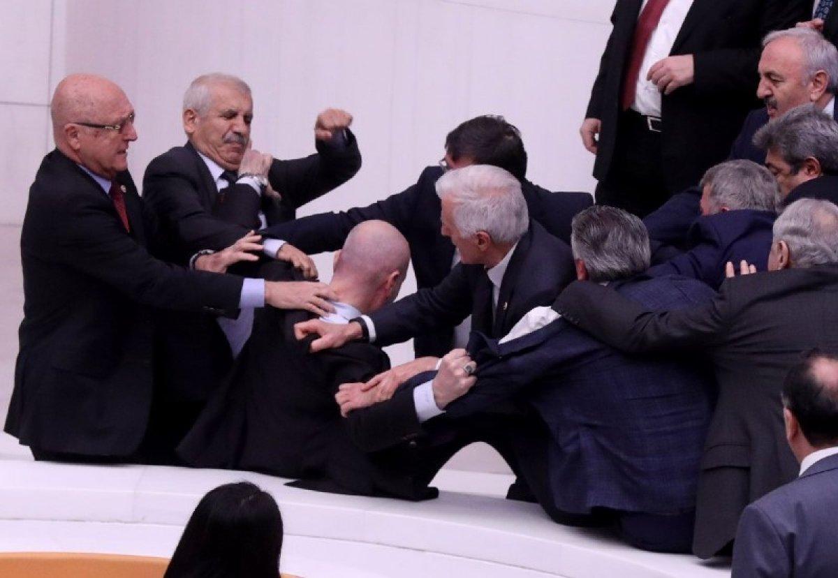 TBMM'deki yumruklu kavganın başlangıç anı