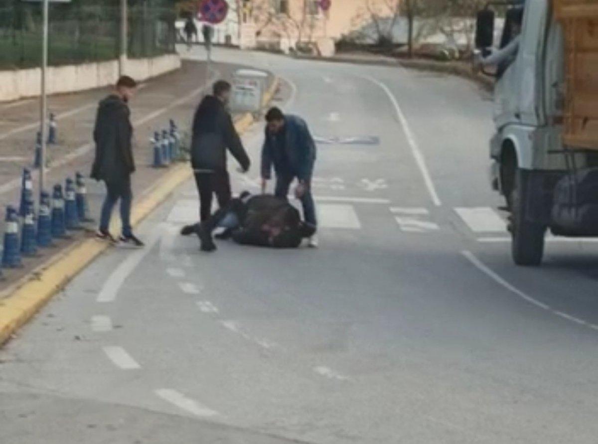 Kocaeli'de iki ev arkadaşı, yolun ortasında kavga etti