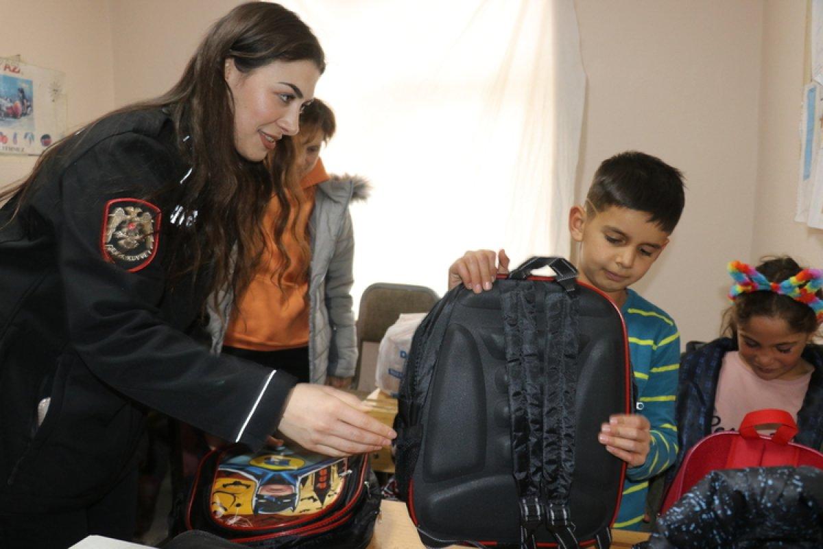 Ağrılı köy çocuklarının kırtasiye malzemeleri polislerden