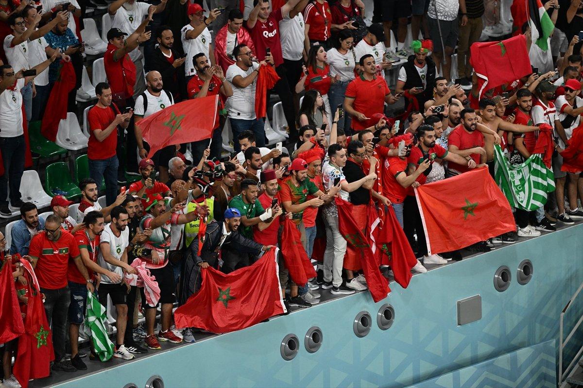 Tur atlayan Faslı futbolcuların galibiyet secdesi