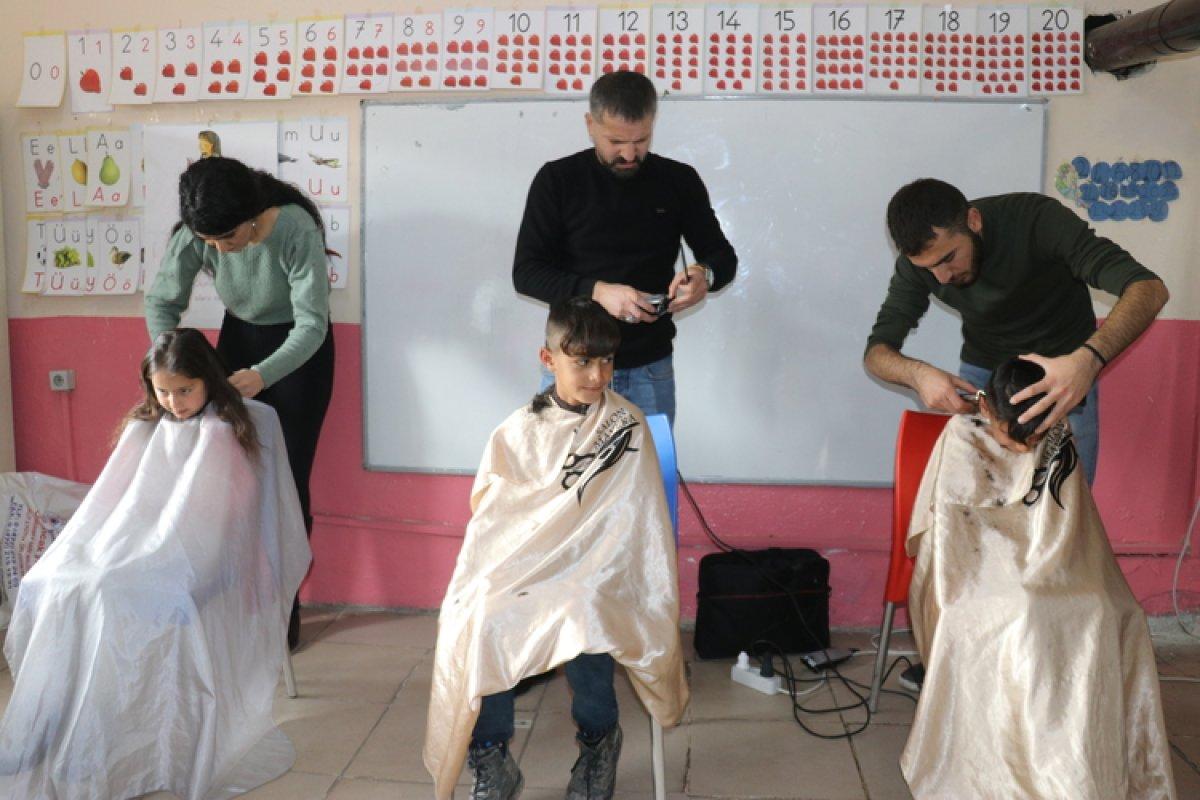 Ağrılı köy çocuklarının kırtasiye malzemeleri polislerden