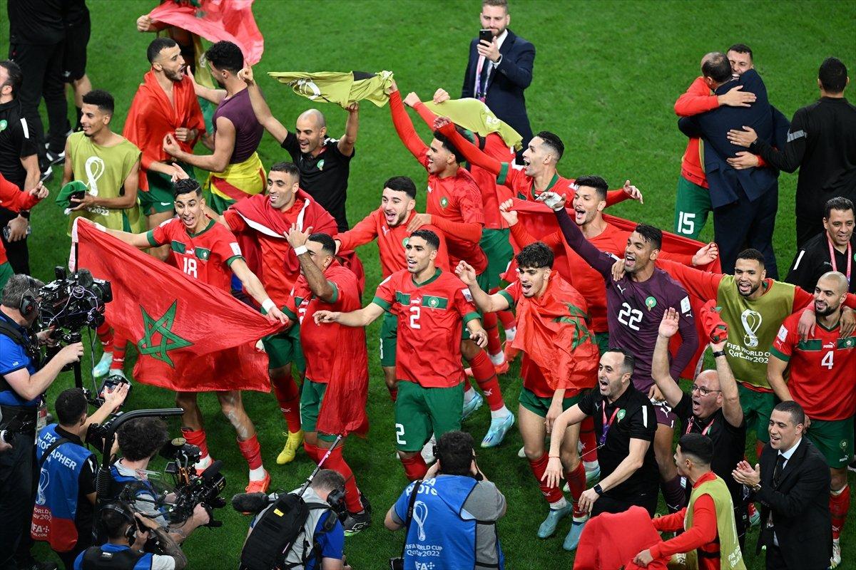 Tur atlayan Faslı futbolcuların galibiyet secdesi