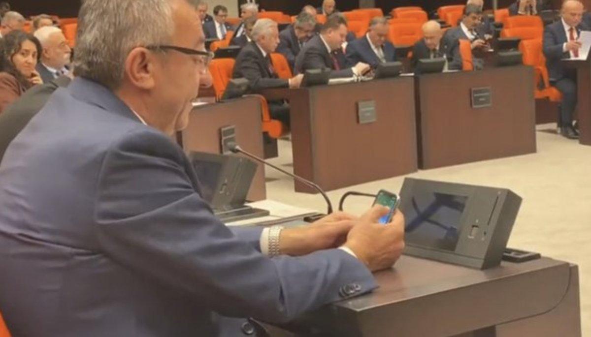 CHP'li Engin Altay bütçe görüşmelerinde oyun oynadı