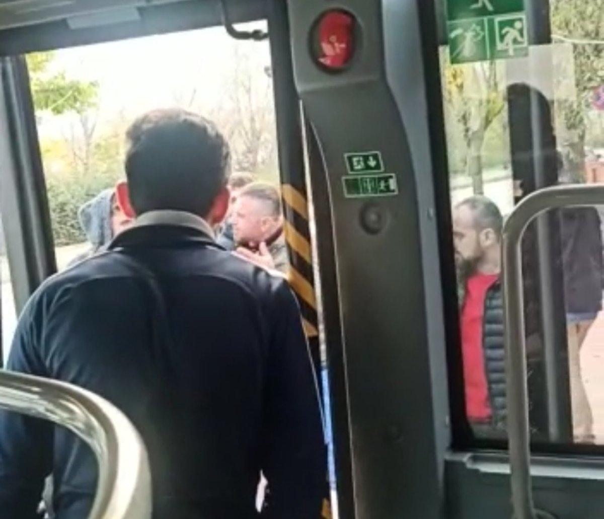 Kocaeli'de iki ev arkadaşı, yolun ortasında kavga etti