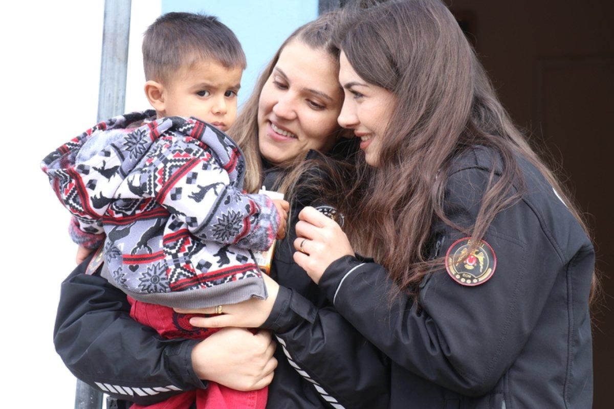 Ağrılı köy çocuklarının kırtasiye malzemeleri polislerden