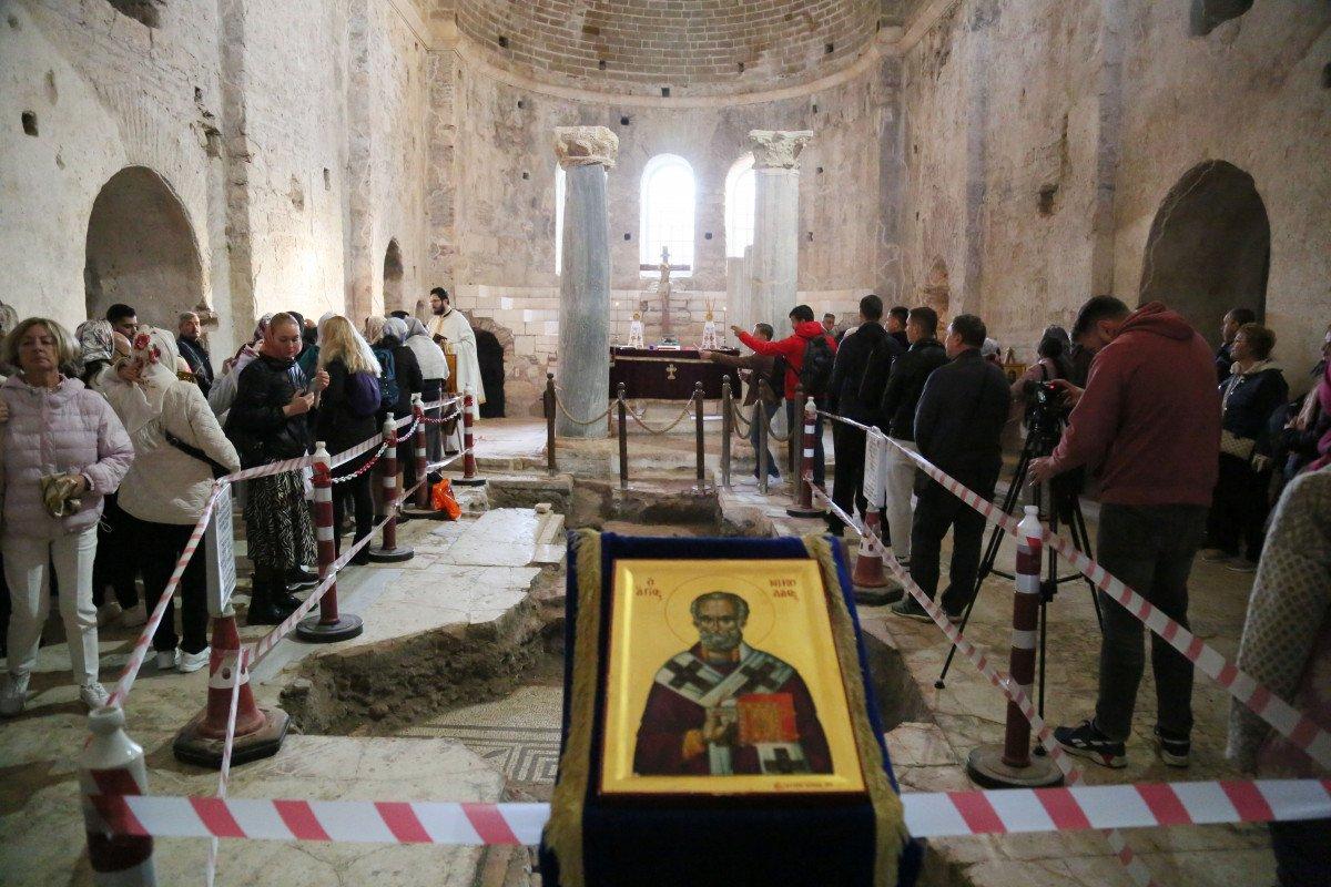 Antalya’da 'Noel Baba' için ayin yapıldı