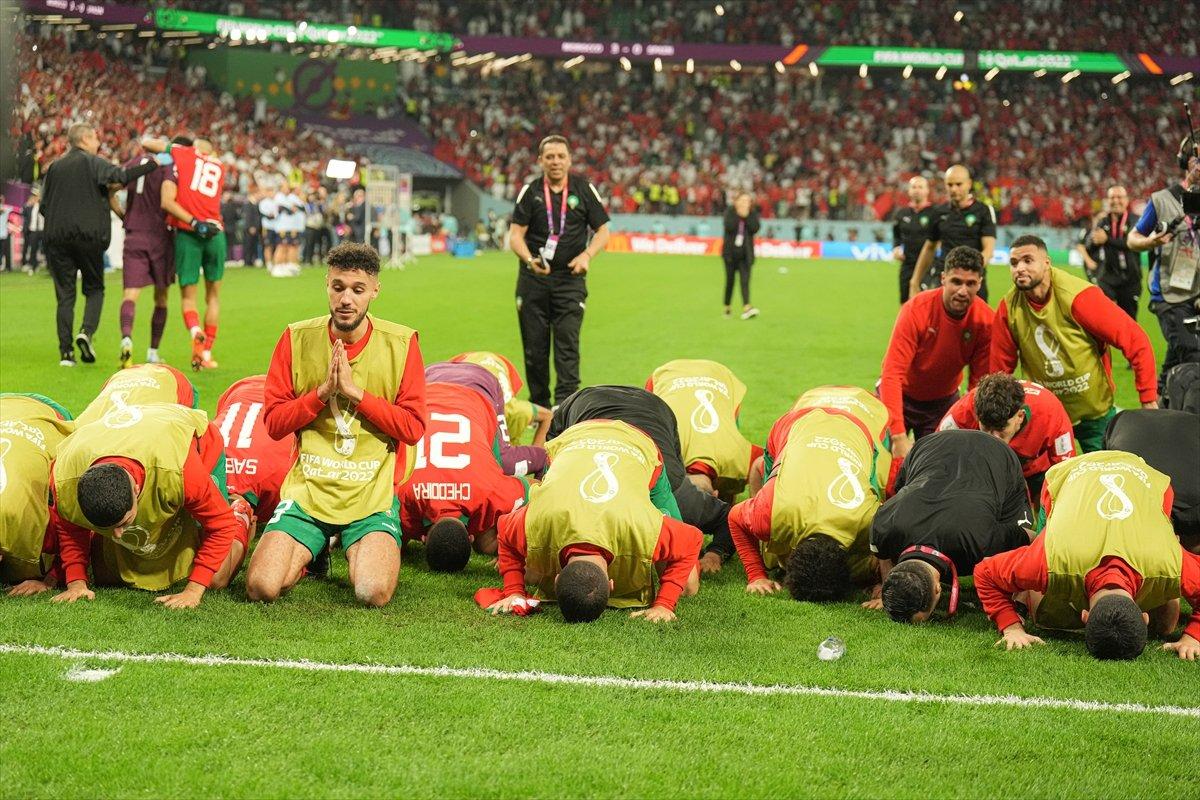 Tur atlayan Faslı futbolcuların galibiyet secdesi