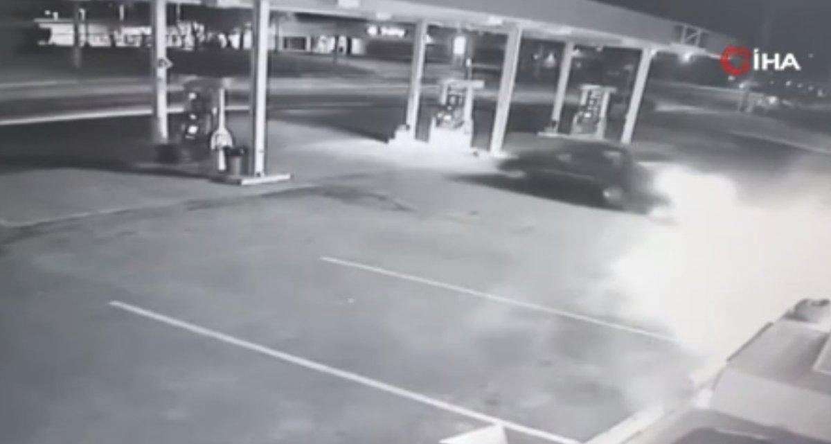 New York’ta drift yapmaya çalışan sürücü, pompaya çarptı