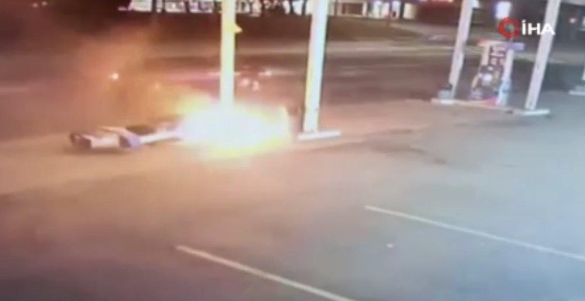 New York’ta drift yapmaya çalışan sürücü, pompaya çarptı