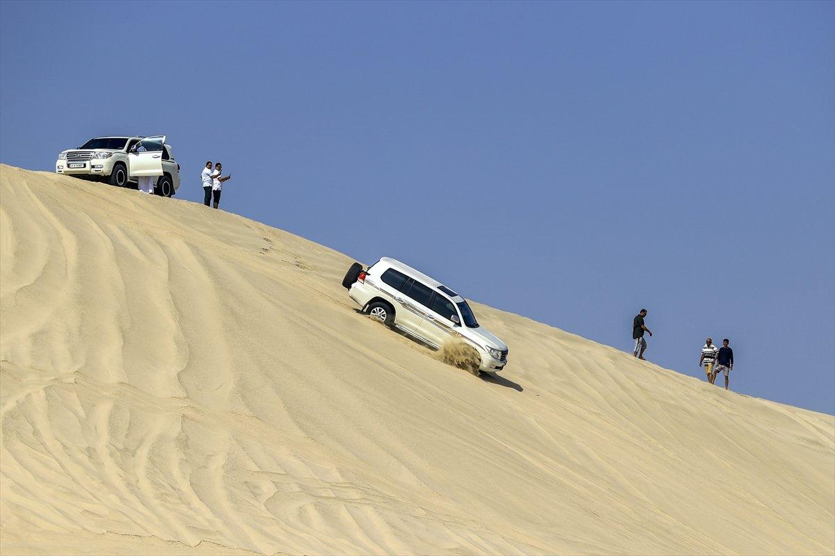 Katar'da futbolseverler çöl safarisi ile eğleniyor