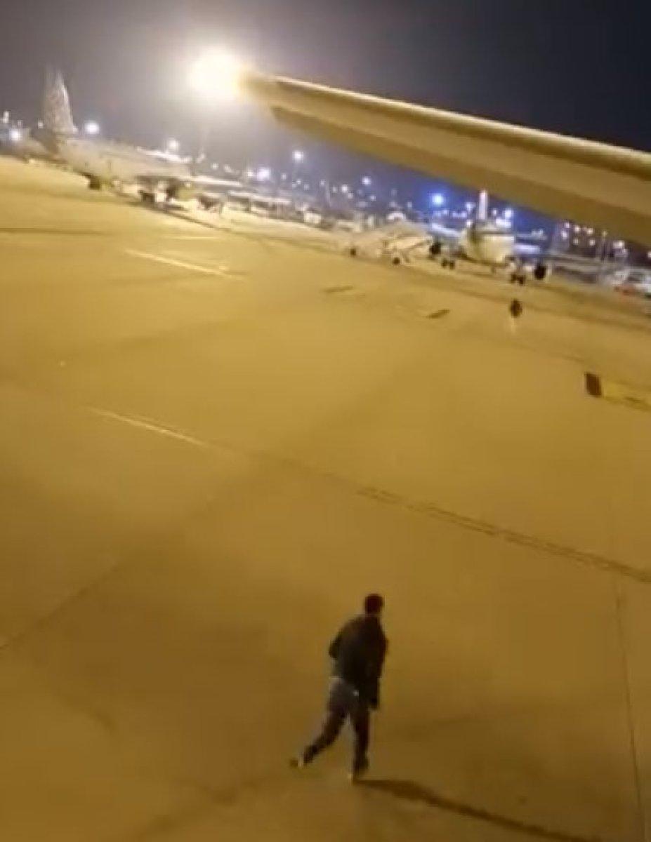 Pegasus uçağı Barselona'ya acil iniş yaptı, 28 yolcu kaçtı