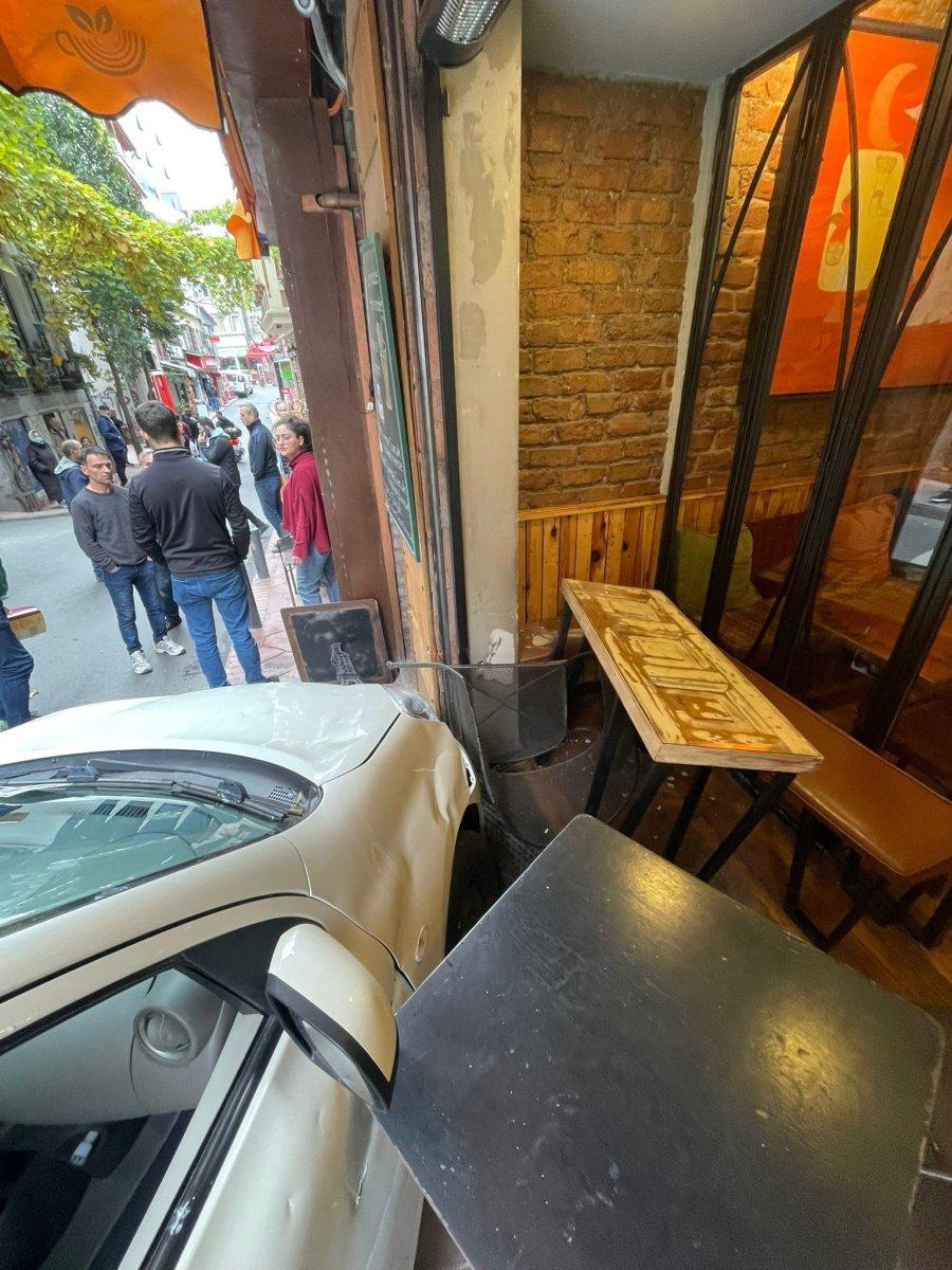 Taksim'de oyuncu Ayten Soykök aracıyla vatandaşları ezdi