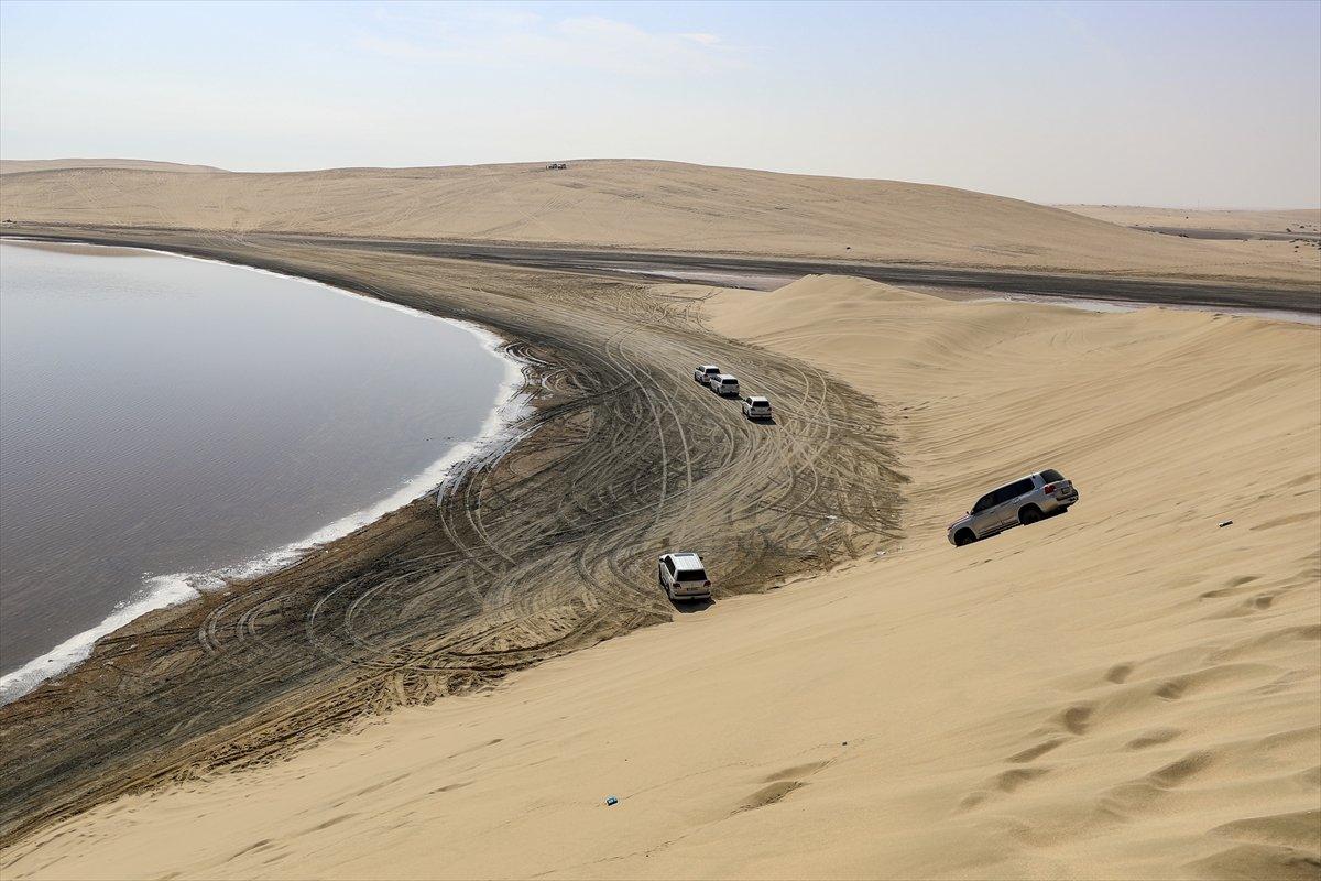 Katar'da futbolseverler çöl safarisi ile eğleniyor