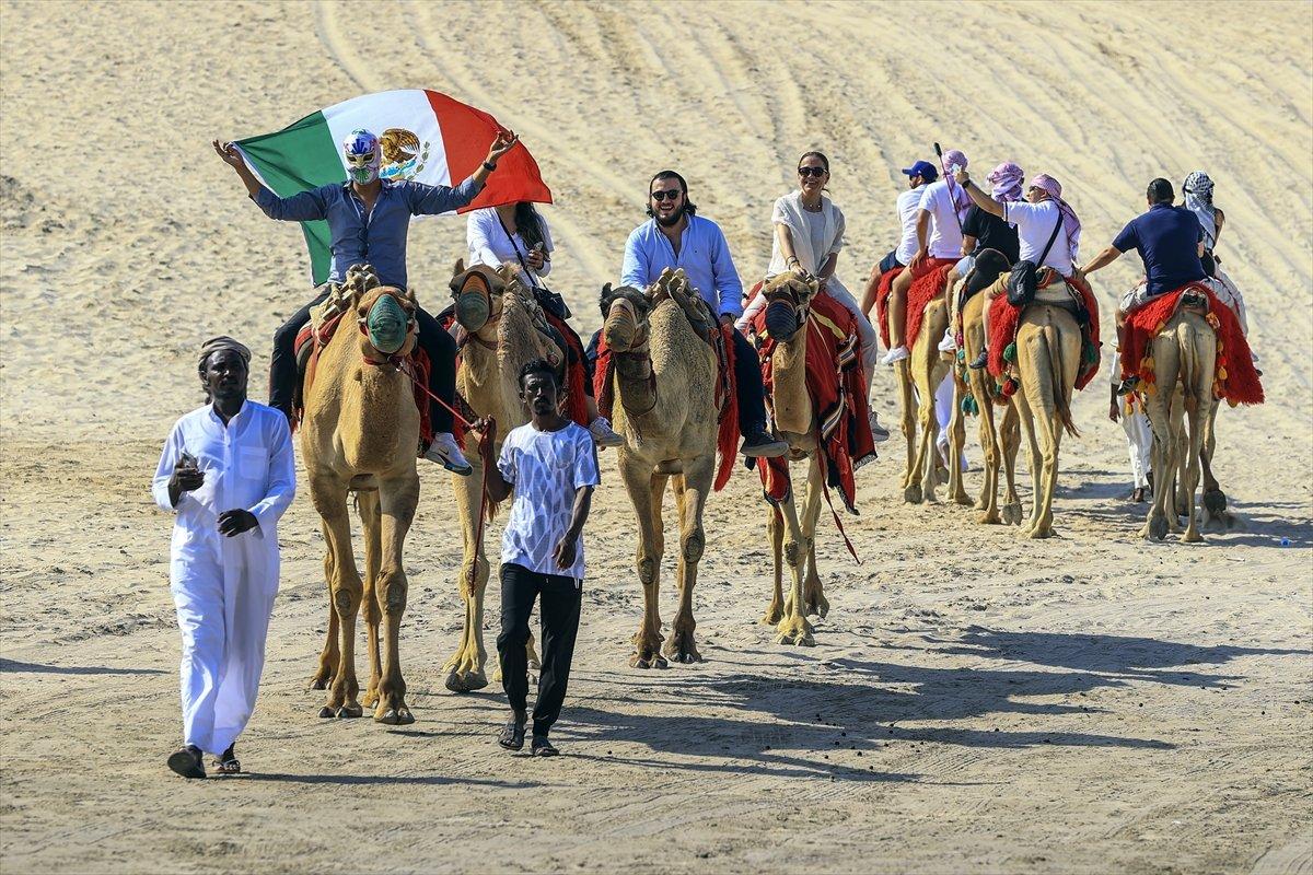 Katar'da futbolseverler çöl safarisi ile eğleniyor