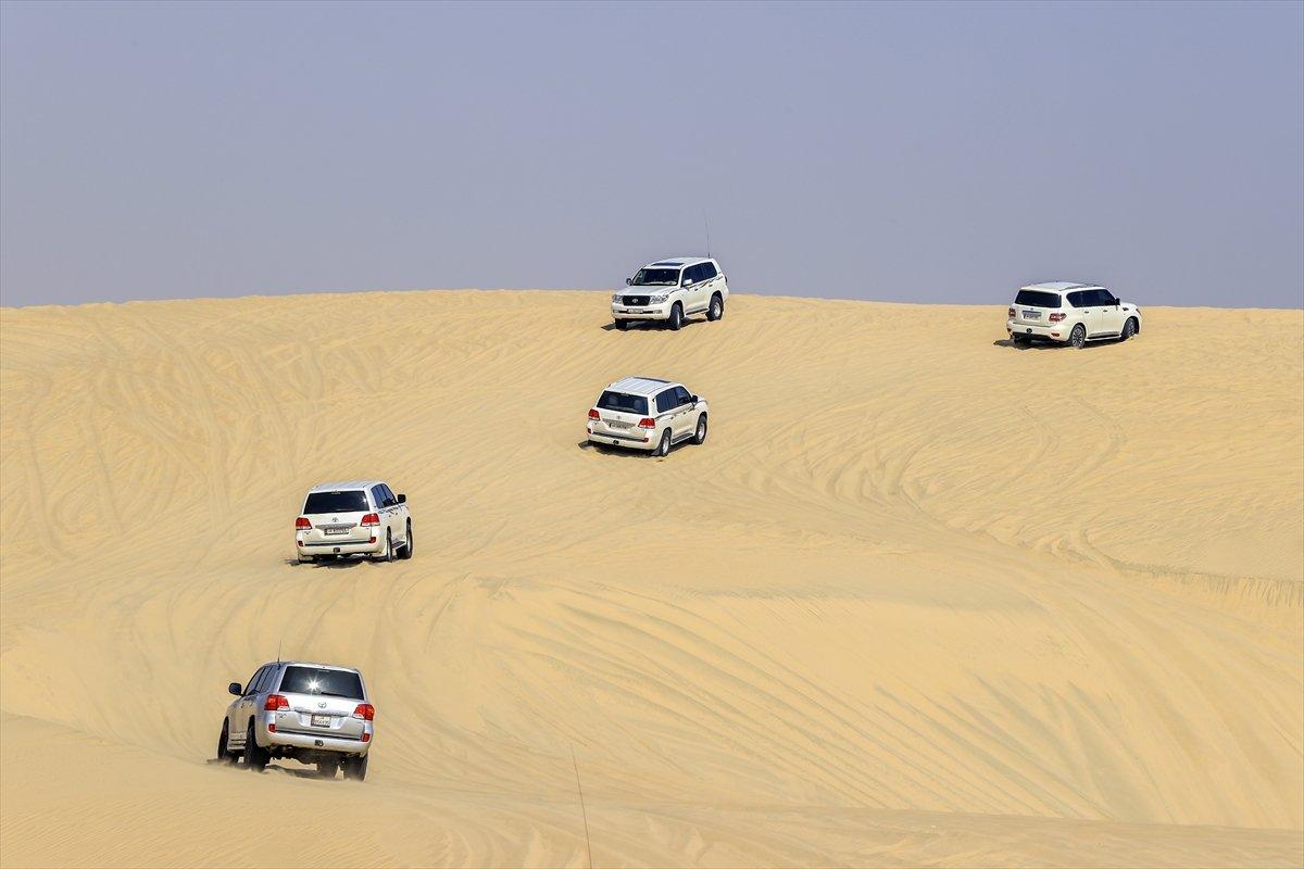 Katar'da futbolseverler çöl safarisi ile eğleniyor