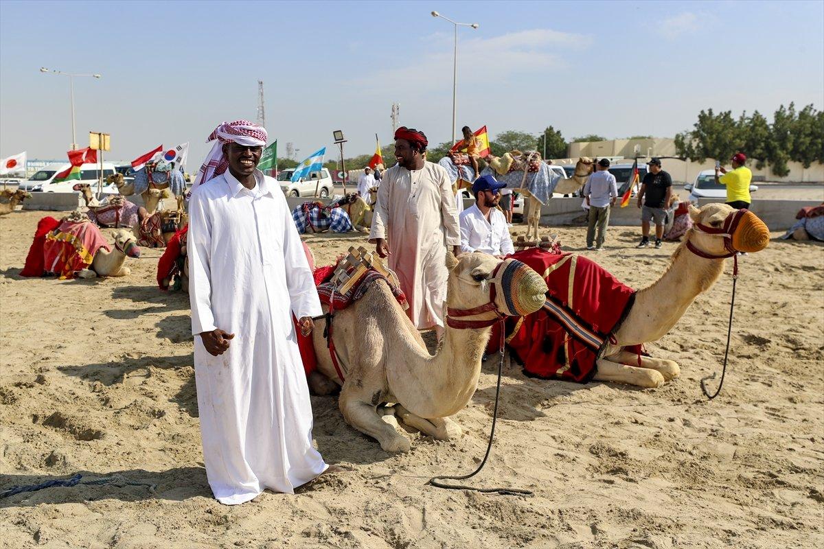 Katar'da futbolseverler çöl safarisi ile eğleniyor