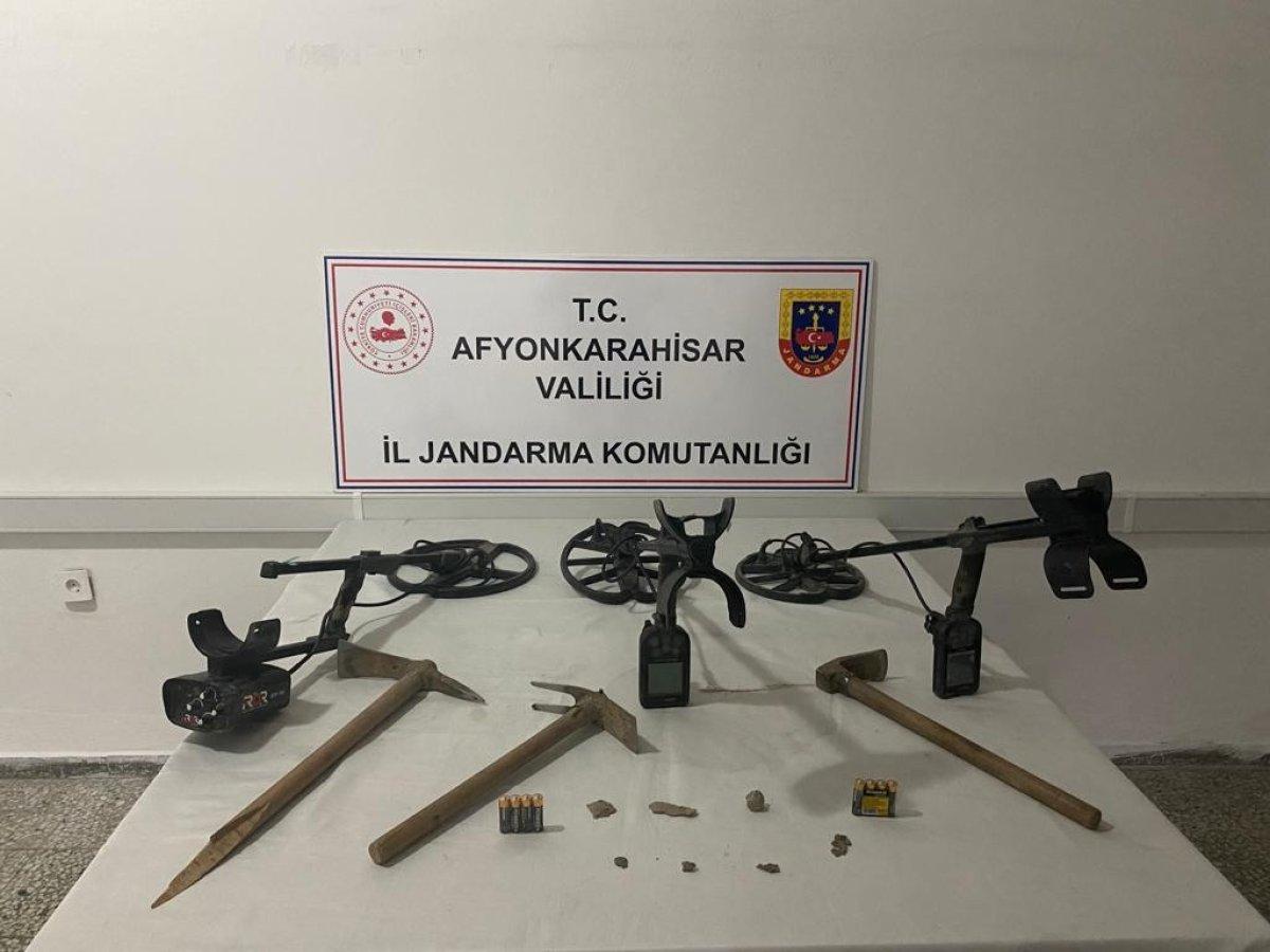 Afyonkarahisar'da dedektörle define ararken yakalandılar