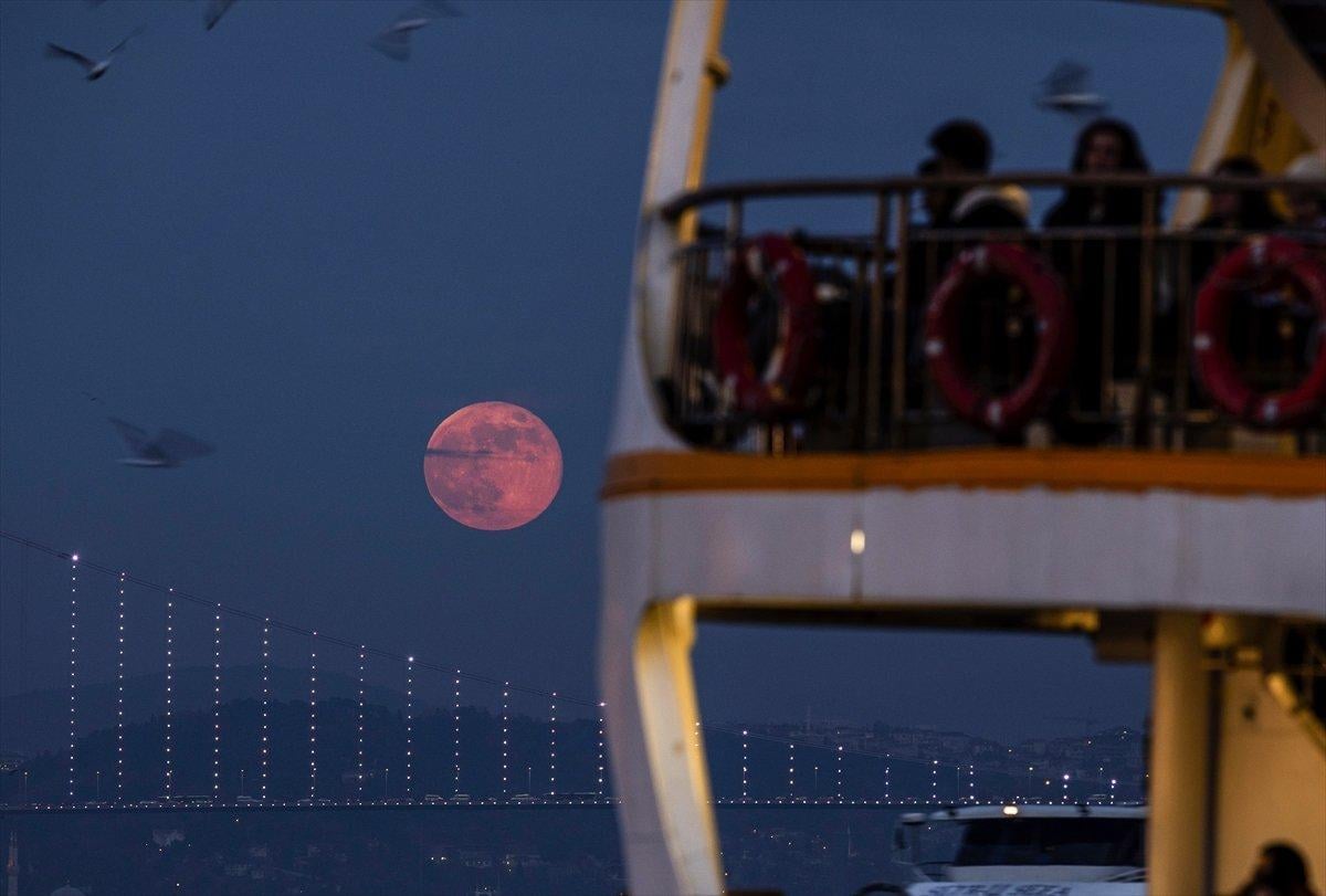 İstanbul'da kartpostallık dolunay manzaraları