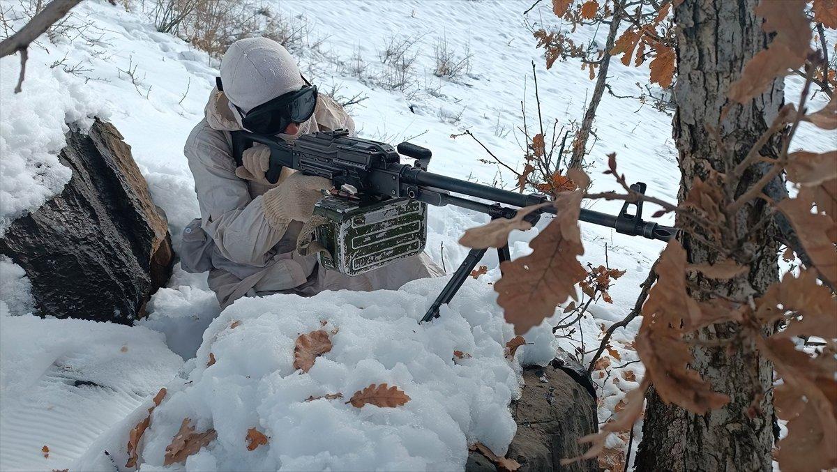 Mehmetçik'in zorlu şartlarda vatan nöbeti