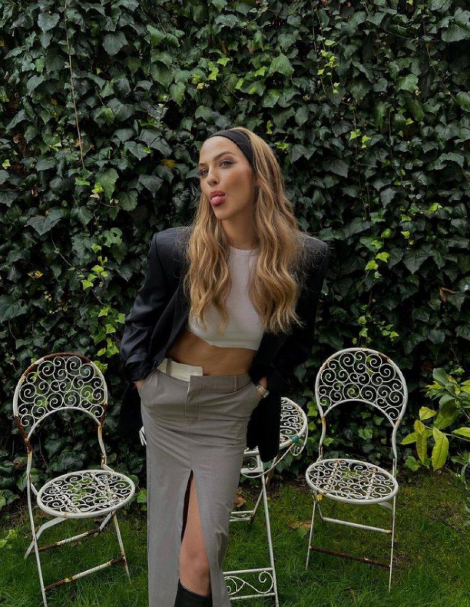 Yasemin Şefkatli'nin derin yırtmaçlı pozu beğenildi