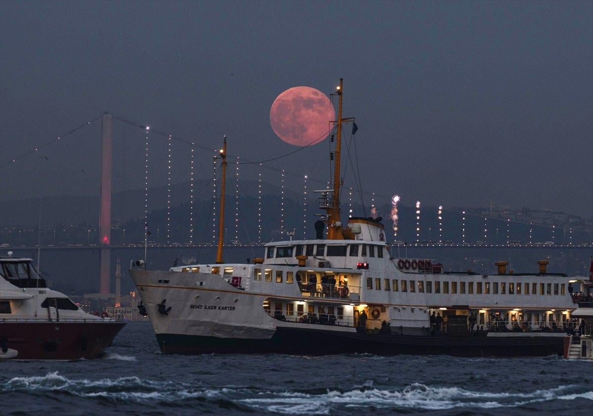 İstanbul'da kartpostallık dolunay manzaraları