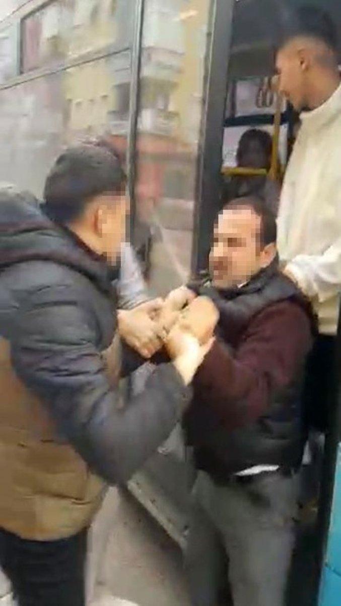 Antalya'da otobüs şoförü ve motosikletlinin yol verme kavgası