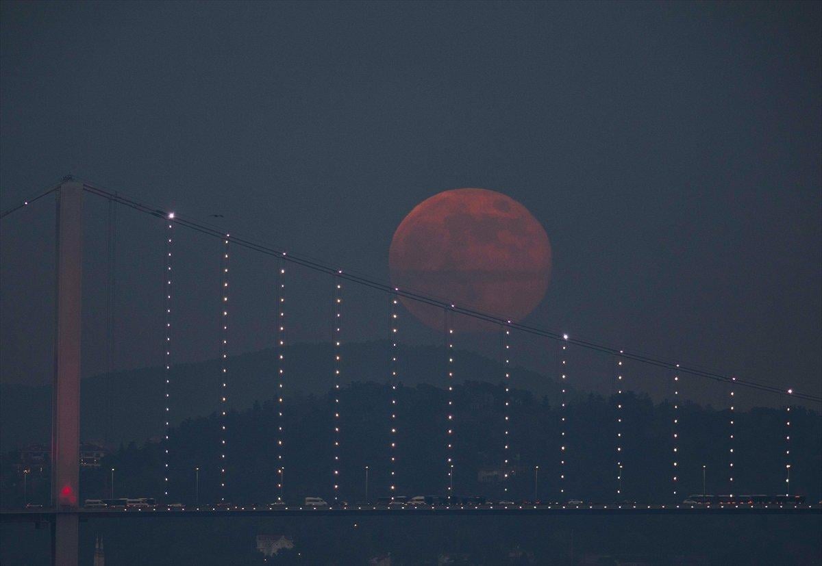 İstanbul'da kartpostallık dolunay manzaraları