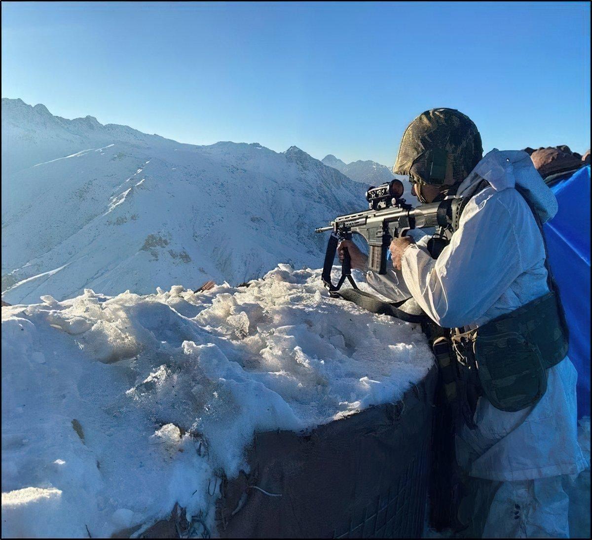 Mehmetçik'in zorlu şartlarda vatan nöbeti