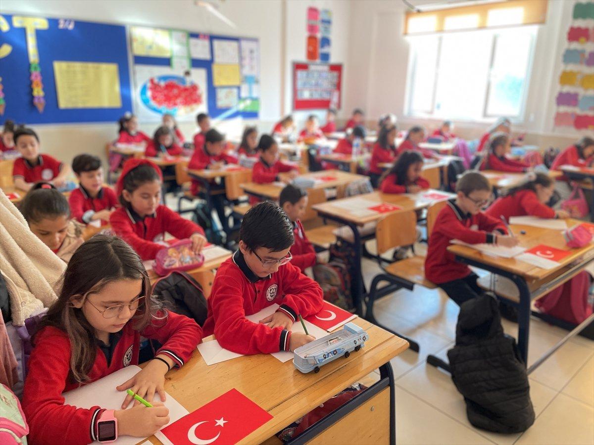 Antalya'da öğrenciler ilk mektupların Mehmetçik'e yazıp yolladı 