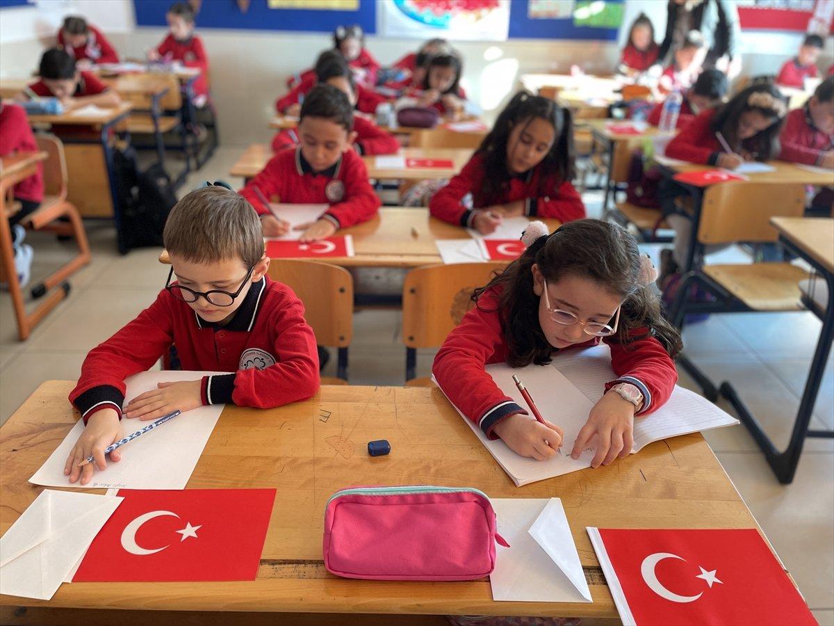 Antalya'da öğrenciler ilk mektupların Mehmetçik'e yazıp yolladı 