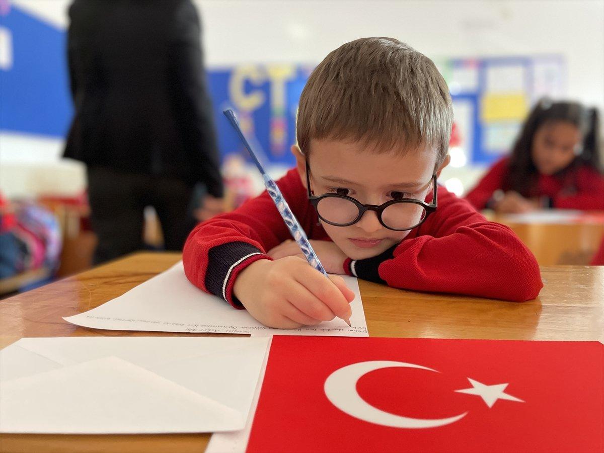 Antalya'da öğrenciler ilk mektupların Mehmetçik'e yazıp yolladı 