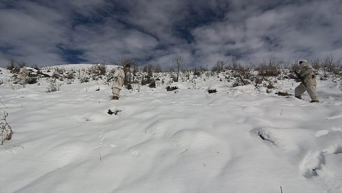 Mehmetçik'in zorlu şartlarda vatan nöbeti