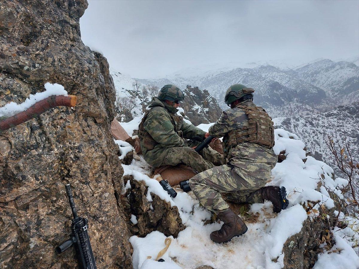 Mehmetçik'in zorlu şartlarda vatan nöbeti