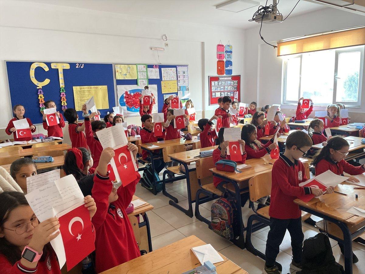 Antalya'da öğrenciler ilk mektupların Mehmetçik'e yazıp yolladı 