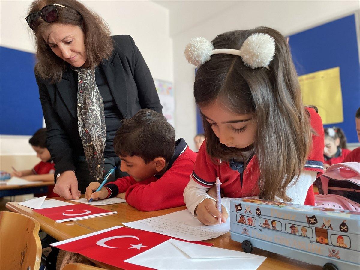 Antalya'da öğrenciler ilk mektupların Mehmetçik'e yazıp yolladı 