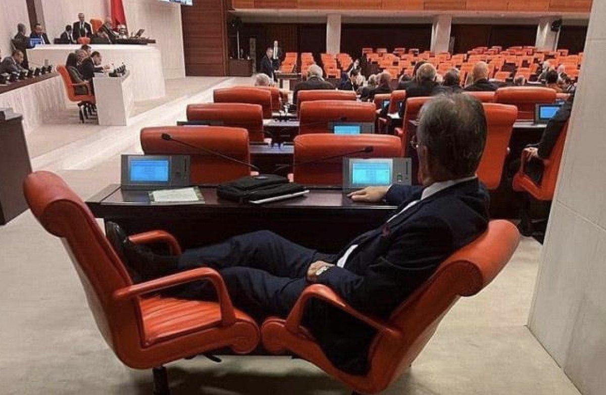 İyi Partili Ahat Andican görüşmelerde ayaklarını uzatarak oturdu