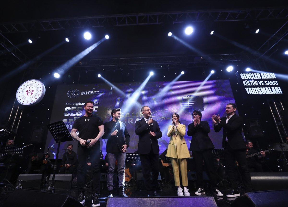 Bakan Kasapoğlu’ndan ‘Dünyadan Uzak’ performansı