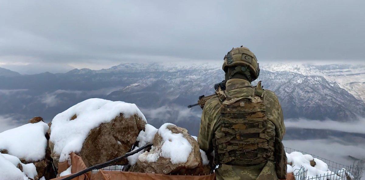 Mehmetçik'in zorlu şartlarda vatan nöbeti