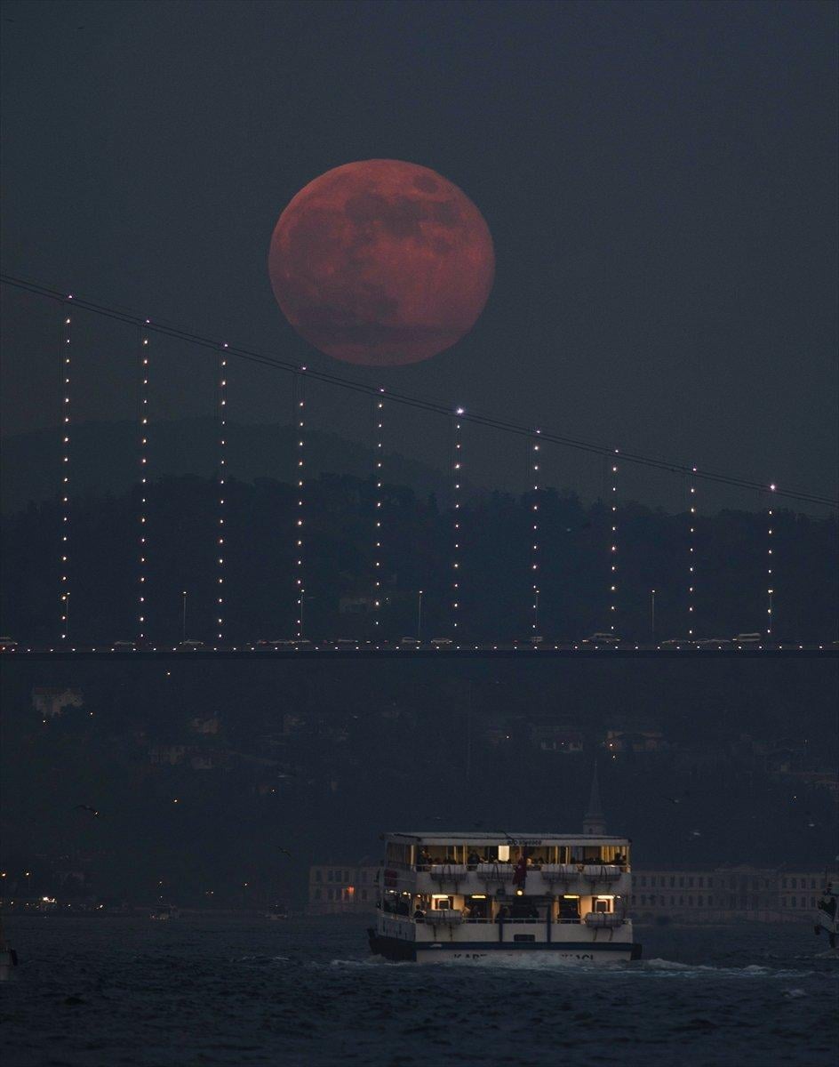 İstanbul'da kartpostallık dolunay manzaraları