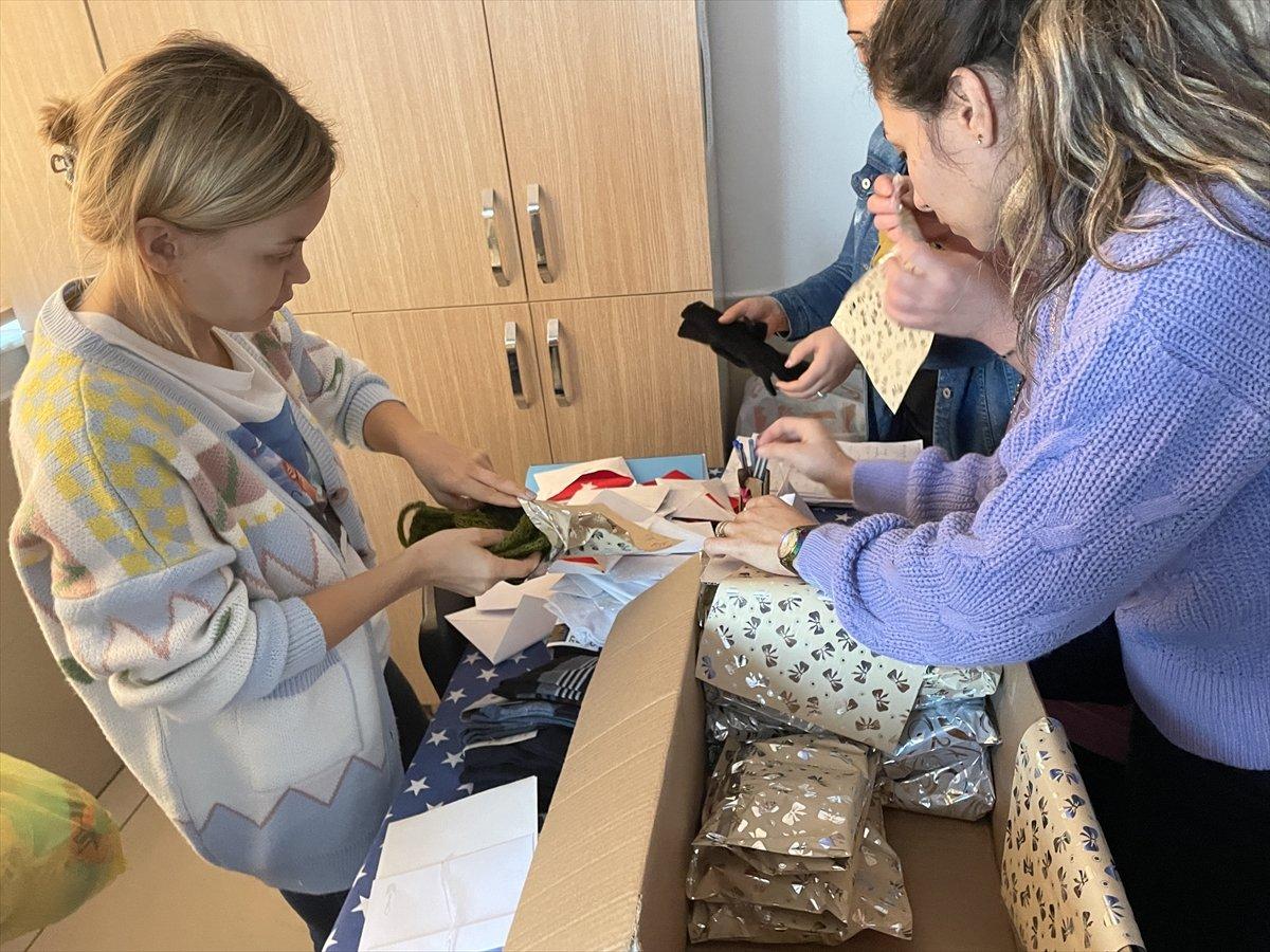 Antalya'da öğrenciler ilk mektupların Mehmetçik'e yazıp yolladı 