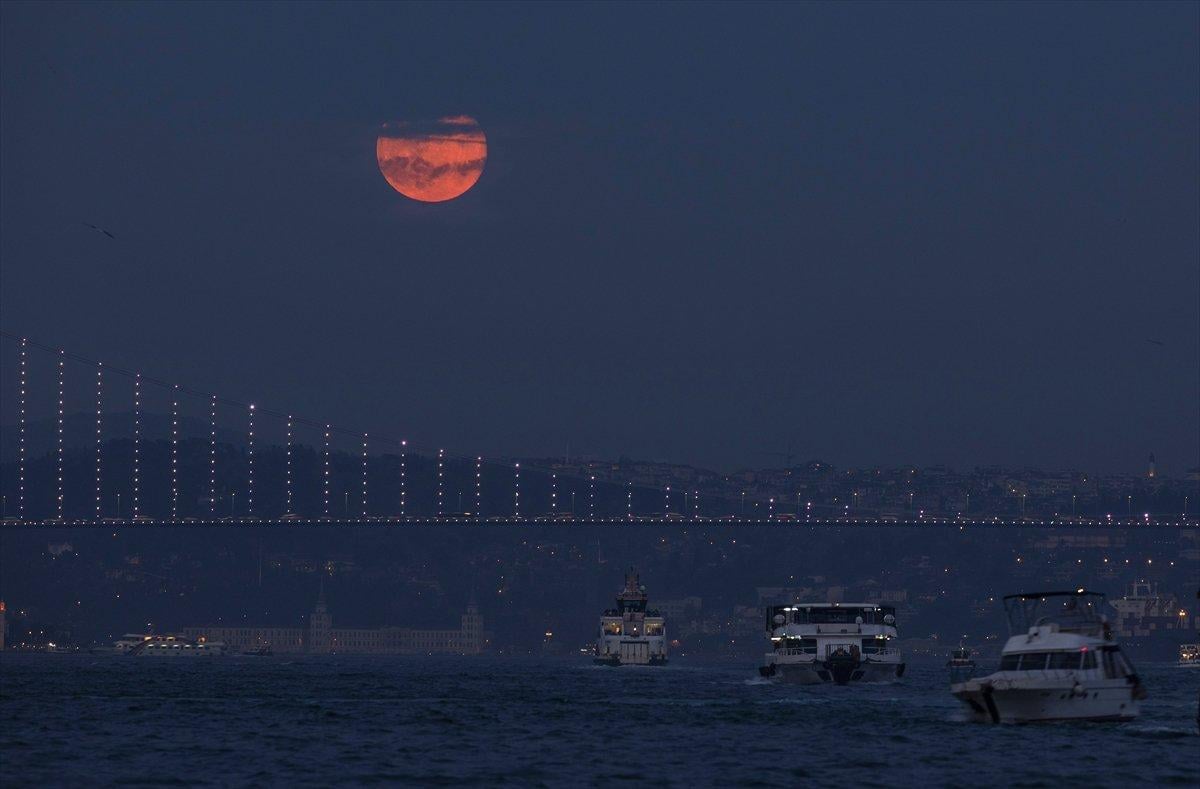 İstanbul'da kartpostallık dolunay manzaraları