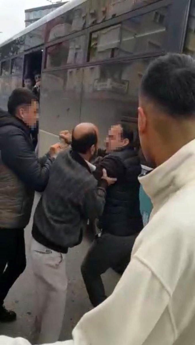 Antalya'da otobüs şoförü ve motosikletlinin yol verme kavgası