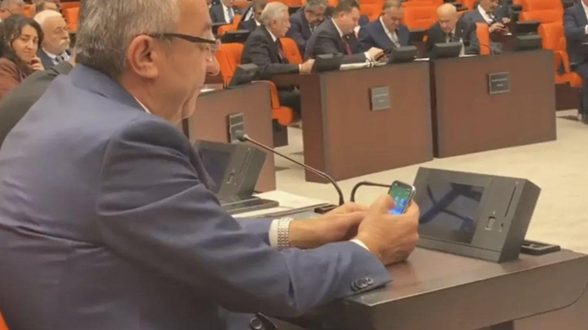 İyi Partili Ahat Andican görüşmelerde ayaklarını uzatarak oturdu