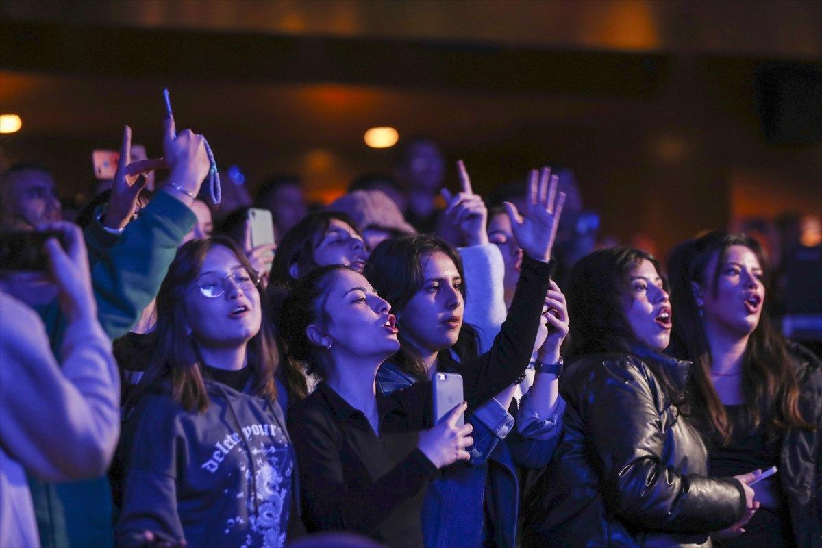 Bakan Kasapoğlu’ndan ‘Dünyadan Uzak’ performansı